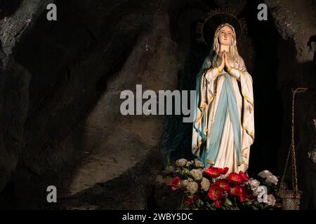 Statua della vergine Maria all'interno di una chiesa Foto Stock