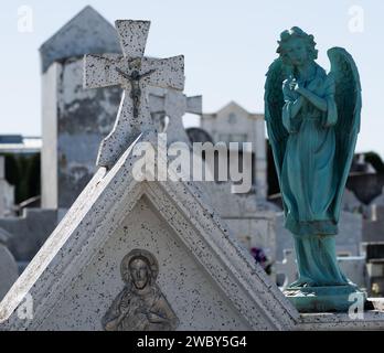 statua di angelo in bronzo nel cimitero Foto Stock