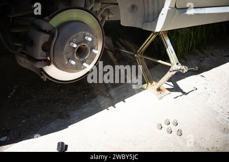 pneumatico posteriore dell'auto sgonfio, pneumatico da sostituire Foto Stock