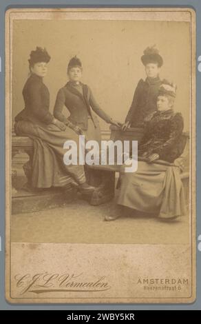 Ritratto di gruppo di quattro donne sconosciute, Cornelis Johannes Lodewicus Vermeulen, c. 1890 - c. 1910 cabinet Photograph Amsterdam Cardboard. supporto fotografico stampa in argento gelatina donna adulta Foto Stock