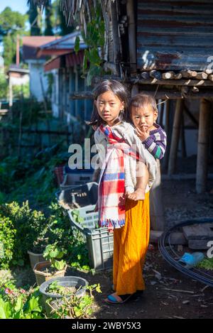 Giovane ragazza con un bambino sulla schiena, Lazu Village, Arunachal Pradesh, India Foto Stock