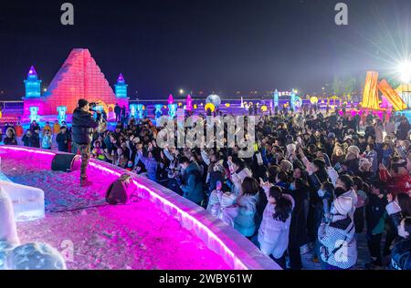 HOHHOT, CINA - 12 GENNAIO 2024 - gli ospiti interagiscono con i visitatori alla cerimonia di apertura del terzo Hohhot Joy Ice and Snow Festival a Hohhot, Inner Foto Stock