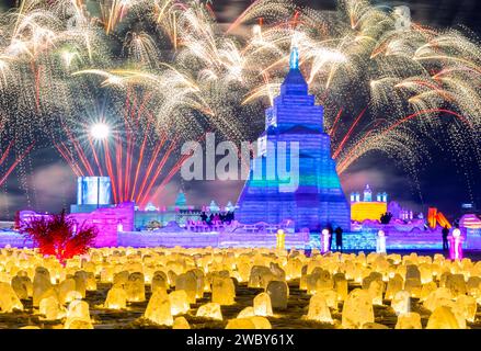 HOHHOT, CINA - 12 GENNAIO 2024 - i fuochi d'artificio si mescolano con la scultura di ghiaccio della torre principale della "luce della via della seta" alla cerimonia di apertura del Foto Stock