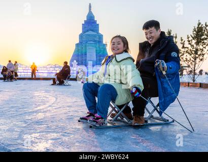 HOHHOT, CINA - 12 GENNAIO 2024 - i genitori accompagnano i loro figli a pattinare sul ghiaccio al 3° Hohhot Fun Ice and Snow Festival a Hohhot, i Foto Stock