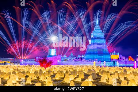 HOHHOT, CINA - 12 GENNAIO 2024 - i fuochi d'artificio si mescolano con la scultura di ghiaccio della torre principale della "luce della via della seta" alla cerimonia di apertura del Foto Stock