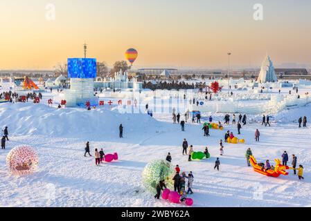 HOHHOT, CINA - 12 GENNAIO 2024 - i visitatori possono assistere a eventi di ghiaccio e neve al 3° Hohhot Joy Ice and Snow Festival di Hohhot, Mongolia interna, Chin Foto Stock