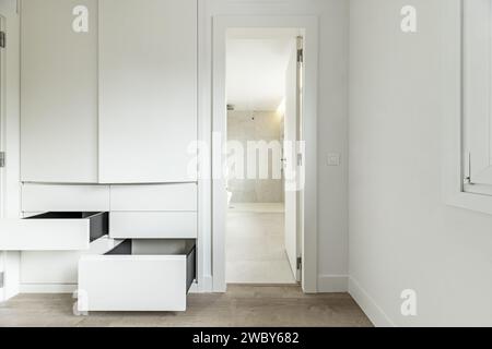 Moderna cassettiera aperta con abiti e accessori in cameretta Foto stock -  Alamy