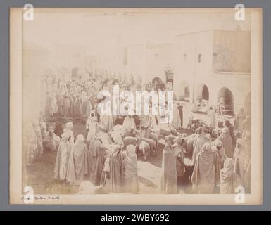 Veduta di un mercato del bestiame a Biscra, Algeria, Anonimo, 1890 - 1930 Fotografia Biskra baryta paper. Mercato di cartone Biskra Foto Stock