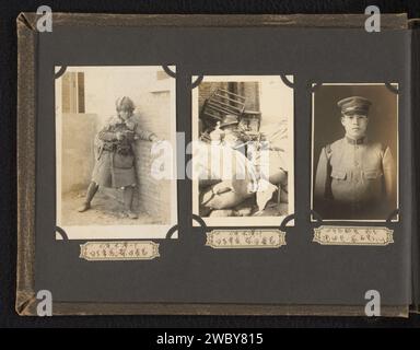 Tre ritratti di soldati giapponesi sconosciuti, due durante azioni militari, Anonymous, c. 1930 - c. 1940 fotografare queste foto fanno parte di un album. Korea Baryta Paper. carta gelatina argento stampa il soldato; la vita del soldato. anonimo personaggio storico ritratto Foto Stock