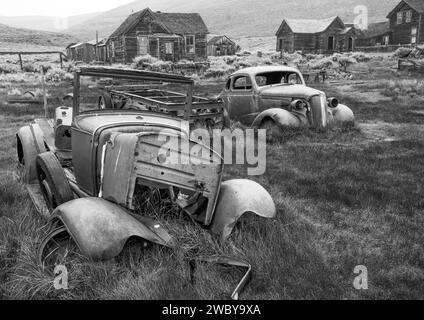 Vecchi naufragi di auto arrugginite nella città occidentale abbandonata di Bodie, California, Stati Uniti Foto Stock