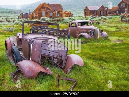 Vecchi naufragi di auto arrugginite nella città occidentale abbandonata di Bodie, California, Stati Uniti Foto Stock