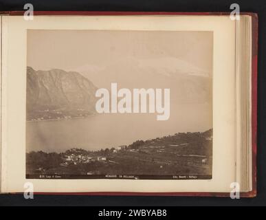 Vista di Menaggio da Bellagio, Bosetti (possibile), 1898 Fotografia questa foto fa parte di un album. GotthardpasEditore: Bellagio (Italia) supporto fotografico lago stampa albumen. vista sulla città in generale; 'veduta'. Montagne Bellagio (Italia). Como. Como Foto Stock