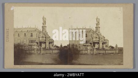 Veduta della fontana Genio Catalán a Barcellona, Anonimo, c. 1850 - c. 1880 stereografo veduta della fontana Genio Catalán a Barcellona. Sullo sfondo il Palacio del Virrey. Cartone di Barcellona. supporto fotografico per la stampa di albumi ornamentali con fontana. Facciata (di casa o edificio) Barcellona Foto Stock