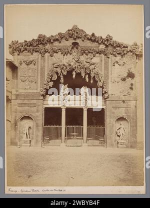 Vista della Grotta grande nei giardini di Boboli a Firenze, Italia, Anonimo, 1851 - 1900 Fotografia di Firenze cartone. stampe di albumi di carta per giardini pubblici, parco. Grotta artificiale in giardino Giardino di Boboli Foto Stock