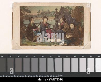 Ritratto di gruppo di quattro donne giapponesi sconosciute che bevono tè, Anonymous, 1855 - 1900 Fotografia. Visitare il cartoncino Japan paper. gli albumi di cartone stampano persone storiche anonime ritratte in un gruppo, in un ritratto di gruppo. Cerimonia del tè - CC - fuori porta Giappone Foto Stock