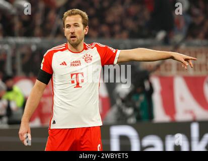 Monaco, Germania. 12 gennaio 2024. Harry Kane del Bayern Monaco reagisce durante la partita di calcio della Bundesliga di prima divisione tedesca tra il Bayern Monaco e il TSG Hoffenheim a Monaco di Baviera, in Germania, 12 gennaio 2024. Credito: Philippe Ruiz/Xinhua/Alamy Live News Foto Stock