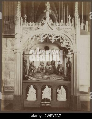 Attraversamento della strada 14 nel Dom van Keulen (la sepoltura di Cristo), Anonimo, c. 1880 - c. 1900 Fotografia parte di Reisalbum con foto di Germania, Svizzera, Canale di Suez e Indie orientali olandesi. Carta di Colonia. Supporto fotografico albume stampa le 14 stazioni francescane della croce (14). Scultura (+ rilievo  scultura) Colonia Foto Stock