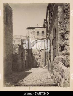 Ecce Homo Arch in via dolorosa a Gerusalemme, Maison Bonfils, c. 1867 - c. 1895 Fotografia parte di Reisalbum con foto di Gerusalemme e di altri luoghi biblici. Cartone di Gerusalemme. carta. supporto fotografico arco di stampa albume, architettura archivolt . via Jeruzalem. Un modo doloroso Foto Stock