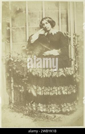 Ritratto di una donna in un giardino, Eduard Isaac Asser, c. 1853 Fotografia Amsterdam paper. supporto fotografico. Carta salata di cartone stampa persone storiche - BB - Woman Netherlands Foto Stock