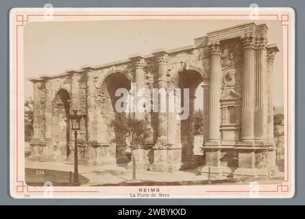 Veduta di la porte de Mars a Reims, Étienne Neurdein, 1870 - 1900 Fotografia. Fotografia cabinet cartone Reims. supporto fotografico per la stampa di facciate in albume (di abitazioni o edifici). Parti dell'esterno della chiesa e degli annessi di Reims Foto Stock