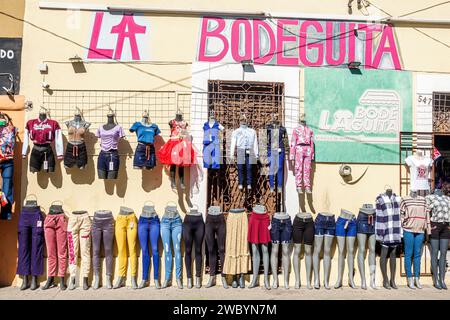 Merida Mexico, centro storico, mostra di abbigliamento femminile, pantaloni manichini, jeans top, marciapiedi esterno, edificio Foto Stock