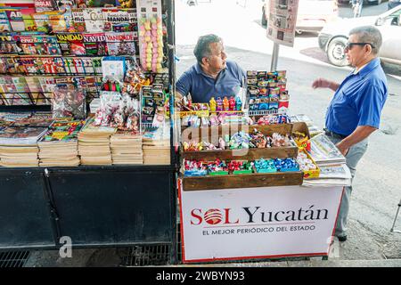 Merida Mexico, centro storico, edicola, riviste, venditore di marciapiedi di caramelle, uomo uomo uomo, adulto, residente, residenti, amici, displ Foto Stock