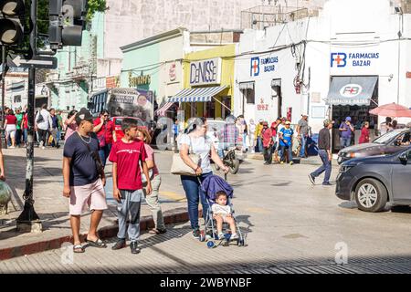 Merida Mexico, centro storico, centro storico, padre madre, figlio, famiglia, famiglia, genitori residenti, figli, bambini, adolescenti adolescenti Foto Stock