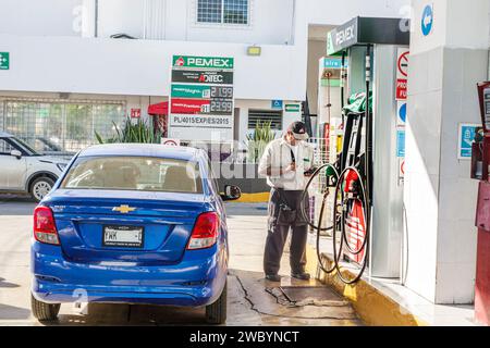 Merida Mexico, centro storico, distributore di benzina PEMEX, assistente, Chevy Chevrolet Beat hatchback GM Korea, auto Foto Stock