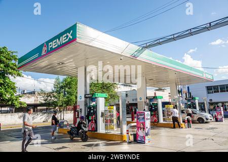 Merida Mexico, centro storico, pompe di benzina PEMEX, uomini uomini, adulti, residenti, residenti Foto Stock