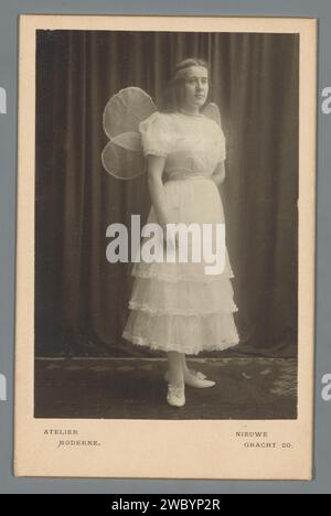 Ritratto di una giovane donna vestita da undici, studio Modern, c. 1910 - c. 1920 cabinet fotografia cartone. supporto fotografico elfo stampa argento gelatina. adolescente, giovane donna, fanciulla Foto Stock