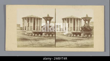 Tempio di Ercole Invictus, con la Fontana dei Tritoni, Anonimo, c. 1850 - c. 1880 stereografo Piazza della bocca della verità cartone. Supporto fotografico stampa albumen tempio, santuario  religione romana. fontana ornamentale. Piazza del paese, Place Temple of Hercules Invictus Foto Stock