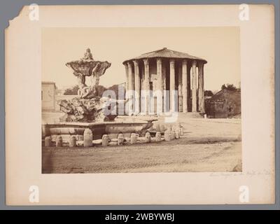 Tempio di Ercole Invictus sul foro Boario a Roma, Italia, Anonimo, 1851 - 1900 Fotografia Roma cartoncino. Stampa albumen di carta tempio, santuario  religione romana Tempio di Ercole Invictus Foto Stock