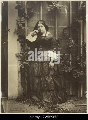 Ritratto di Caroline Asser in un giardino, Eduard Isaac Asser, c. 1853 Fotografia Amsterdam paper. supporto fotografico. Carta salata di cartone stampa persone storiche - BB - donna Foto Stock