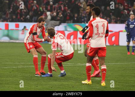 MONACO, Germania. , . 3:0 di Harry KANE, 8 Leon GORETZKA si congratula durante la partita di Bundesliga tra il Bayern Muenchen e il TSG Hoffenheim all'Allianz Arena di Monaco il 12 gennaio 2024, Germania. DFL, Fussball, 3:0, (foto e copyright @ ATP Images/Arthur THILL (THILL Arthur/ATP/SPP) credito: SPP Sport Press Photo. /Alamy Live News Foto Stock