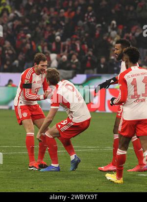 MONACO, Germania. , . 3:0 di Harry KANE, 8 Leon GORETZKA si congratula durante la partita di Bundesliga tra il Bayern Muenchen e il TSG Hoffenheim all'Allianz Arena di Monaco il 12 gennaio 2024, Germania. DFL, Fussball, 3:0, (foto e copyright @ ATP Images/Arthur THILL (THILL Arthur/ATP/SPP) credito: SPP Sport Press Photo. /Alamy Live News Foto Stock