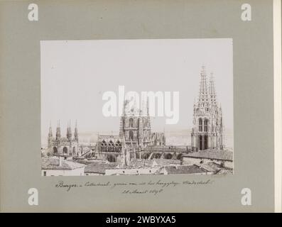 Vista della cattedrale di Burgos sui tetti, Anonimo, c. 1880 - nel o prima del 1898 Fotografia parte dell'album di viaggio con foto di luoghi di interesse in Francia, Spagna, Italia, Germania, Svizzera e Austria. Carta Burgos. Chiesa di supporto fotografico (esterno) Burgos Foto Stock