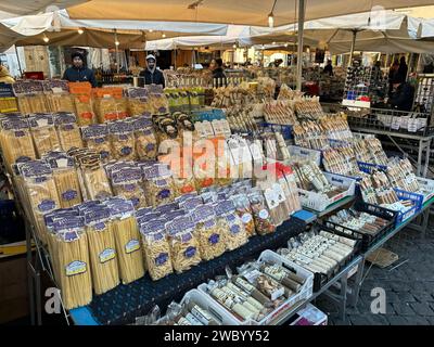 ROM, Italia. 12 gennaio 2024. Diversi tipi di pasta sono in vendita al mercato campo de' Fiori. Il governo italiano sta battendo il tamburo per la "cucina italiana". Vogliono che diventi un patrimonio culturale mondiale immateriale. (A dpa 'Pasta all the way into space - Italy promuove la propria cucina') credito: Robert Messer/dpa/Alamy Live News Foto Stock