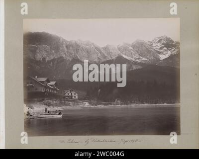 Compagnia in una barca a remi sull'Eibsee vicino a Parttenkirchen con cime innevate, anonime, c. 1880 - c. 1898 Fotografia parte dell'album di viaggio con foto di luoghi di interesse in Francia, Spagna, Italia, Germania, Svizzera e Austria. Garmisch-Partenkirchen. supporto fotografico lago stampa albume. canottaggio, canoa, ecc. Garmisch-Partenkirchen Foto Stock