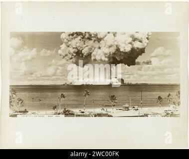 Atomic Bomb test durante l'operazione Crossroads, Army-Navy Task Force One, 1946 Fotografia Bikini (durante) carta baryta gelatina argento stampa armi nucleari, biologiche e chimiche Bikini (durante) Foto Stock