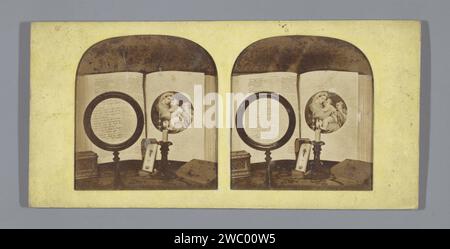 STILL Life with Bible and Magnifying glass, Anonymous, supporto fotografico stereografico tissutale 1855 - 1875. carta. Gli albumi di cartone stampano / tagliano la Bibbia come un libro Foto Stock