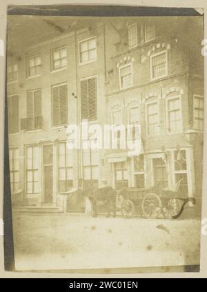 Veduta della Grote Houtstraat ad Haarlem, Eduard Isaac Asser, c. 1847 Fotografia all'angolo, con il negozio Van der Pigge, per il quale un cavallo e un carro di carta di Amsterdam. supporto fotografico. Carta salata in cartone stampata Grote Houtstraat Foto Stock