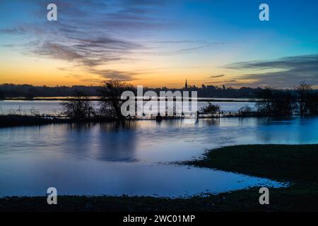 Vola lungo il fiume cherwell all'alba d'inverno. Kings Sutton, Oxfordshire / Northamptonshire confine, Inghilterra. Foto Stock