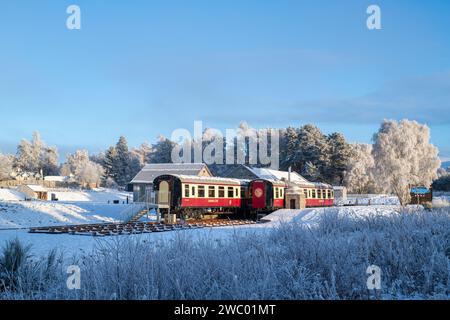 Grantown East treno carrozza da pranzo sulla neve. Grantown a Spey, Highlands, Scozia Foto Stock