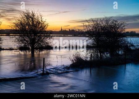 Inondazioni lungo il fiume cherwell all'alba in inverno. Kings Sutton, Oxfordshire / Northamptonshire confine, Inghilterra. Foto Stock