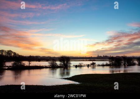 Inondazioni lungo il fiume cherwell all'alba in inverno. Kings Sutton, Oxfordshire / Northamptonshire confine, Inghilterra. Foto Stock