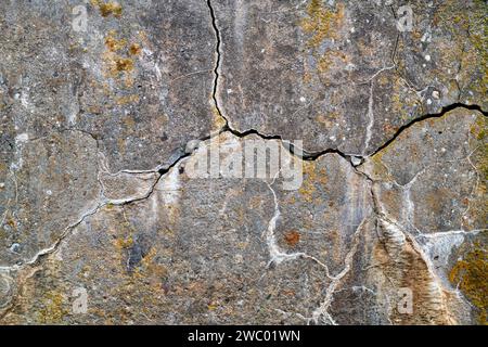 Blocco di calcestruzzo incrinato. Findhorn, Morayshire, Scozia Foto Stock