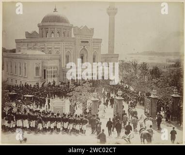 Cerimonia militare al Yıldız Hamidiyemoskee di Istanbul, M. Iranian (attribuito a), c. 1886 - c. 1890 Fotografia parte dell'album di viaggio con foto di luoghi di interesse in Francia, Grecia e Turchia. carta. Supporto fotografico stampa albumen tempio, santuario  Islam, Mohammedanismo. divisione delle forze armate (+ forze terrestri) Istanbul Foto Stock