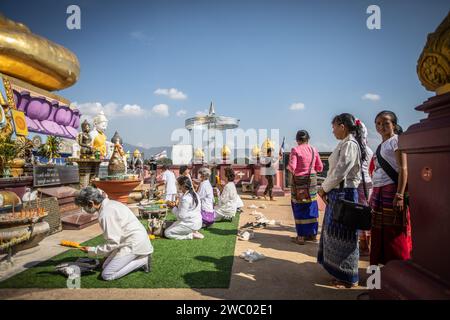 Chiang Saen, Chiang Rai, Thailandia. 9 gennaio 2024. I turisti locali pregano davanti alla statua del Buddha del Triangolo d'Oro. (Immagine di credito: © Guillaume Payen/SOPA Images via ZUMA Press Wire) SOLO USO EDITORIALE! Non per USO commerciale! Foto Stock