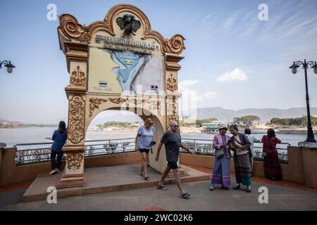 Chiang Saen, Chiang Rai, Thailandia. 9 gennaio 2024. Una vista del cancello del "Triangolo d'Oro" a Chiang Saen, che raffigura i confini dei tre paesi, Myanmar, Thailandia e Laos mentre i turisti occidentali attraversano la strada. (Immagine di credito: © Guillaume Payen/SOPA Images via ZUMA Press Wire) SOLO USO EDITORIALE! Non per USO commerciale! Foto Stock