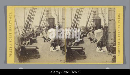 Ponte su una nave a Cherbourg, Jean Andrieu, 1862 - 1876 stereografo Cherbourg cardboard. gli albumi di supporto fotografico stampano parti esterne della nave. armi da fuoco: cannon Foto Stock